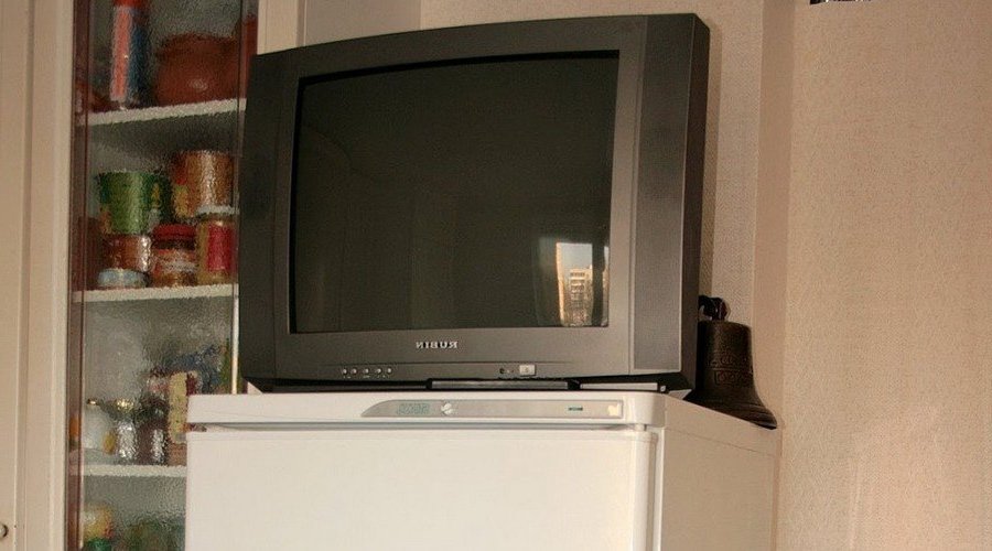 Телевизор на холодильнике – за и против